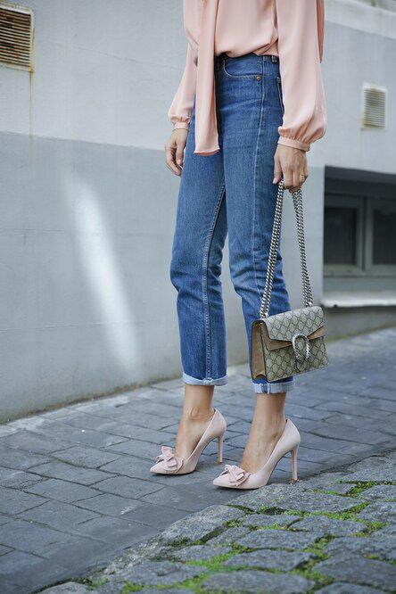 как носить розовый, джинсы, розовые туфли, розовая блузка, pink blouse, blue jeans, loose jeans, street style