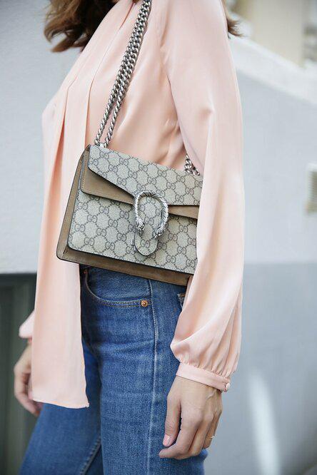 как носить розовый, джинсы, розовые туфли, розовая блузка, pink blouse, blue jeans, loose jeans, street style